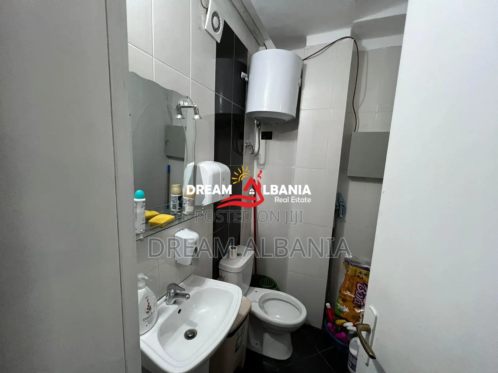 Ambjent me qera per zyra tek Pazari I Ri,Tirane (ID 42611230)
