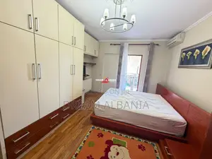 Jepet Apartament 2+1+2 me qera Tek Rruga e Barikadave, prane hotel Are