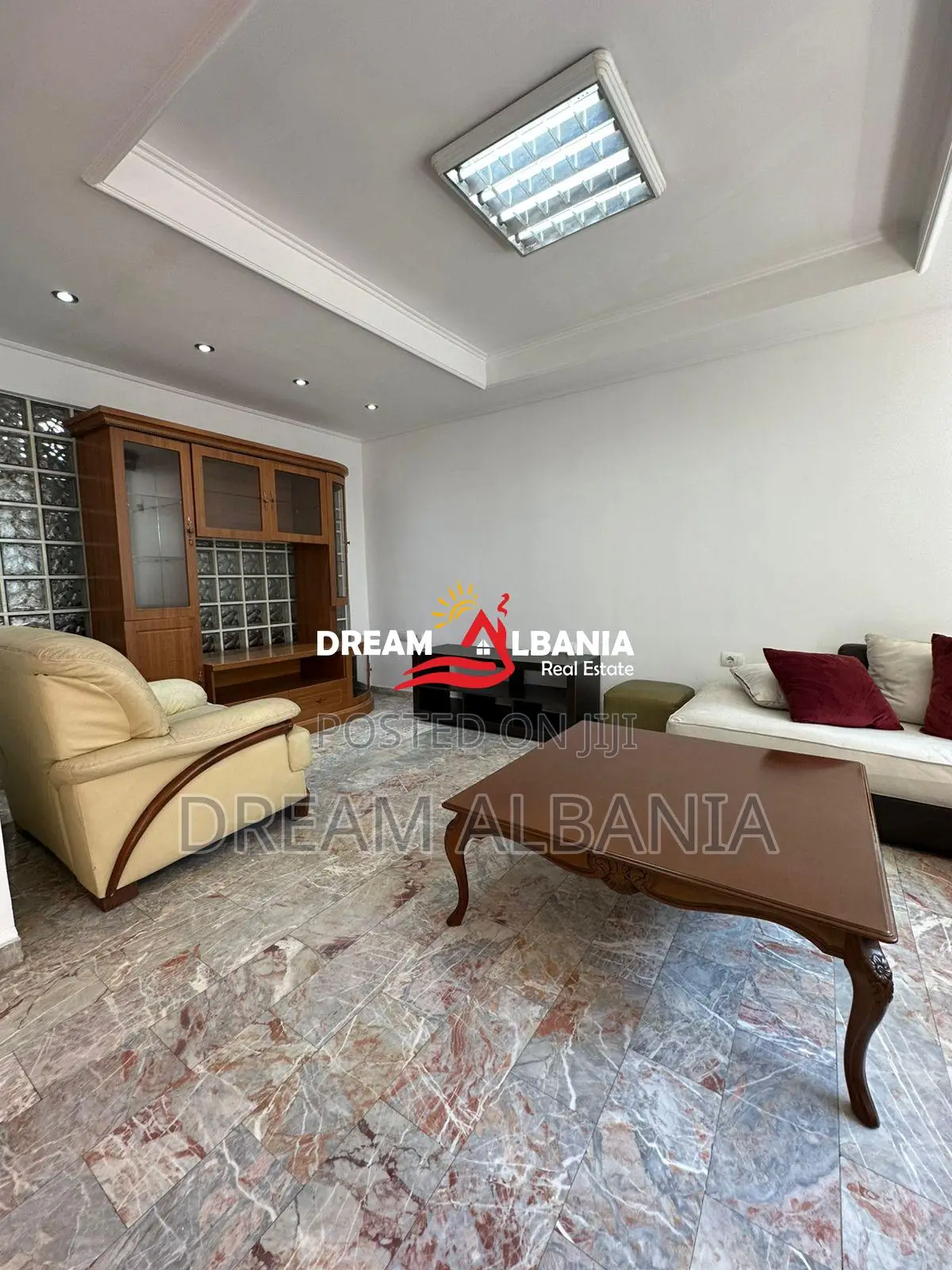 Zyre me qera prane Sheshit Wilson ne Tirane (ID 4261676 )