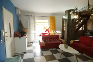 Shitet Apartament Duplex 2+1 ne Rrugen Rrapo Hekali përballë Qendrës E