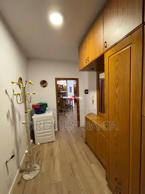 Jepet me qera apartament 3+1+2 wc+3 ballkone tek Rruga e Kavajës, Tira