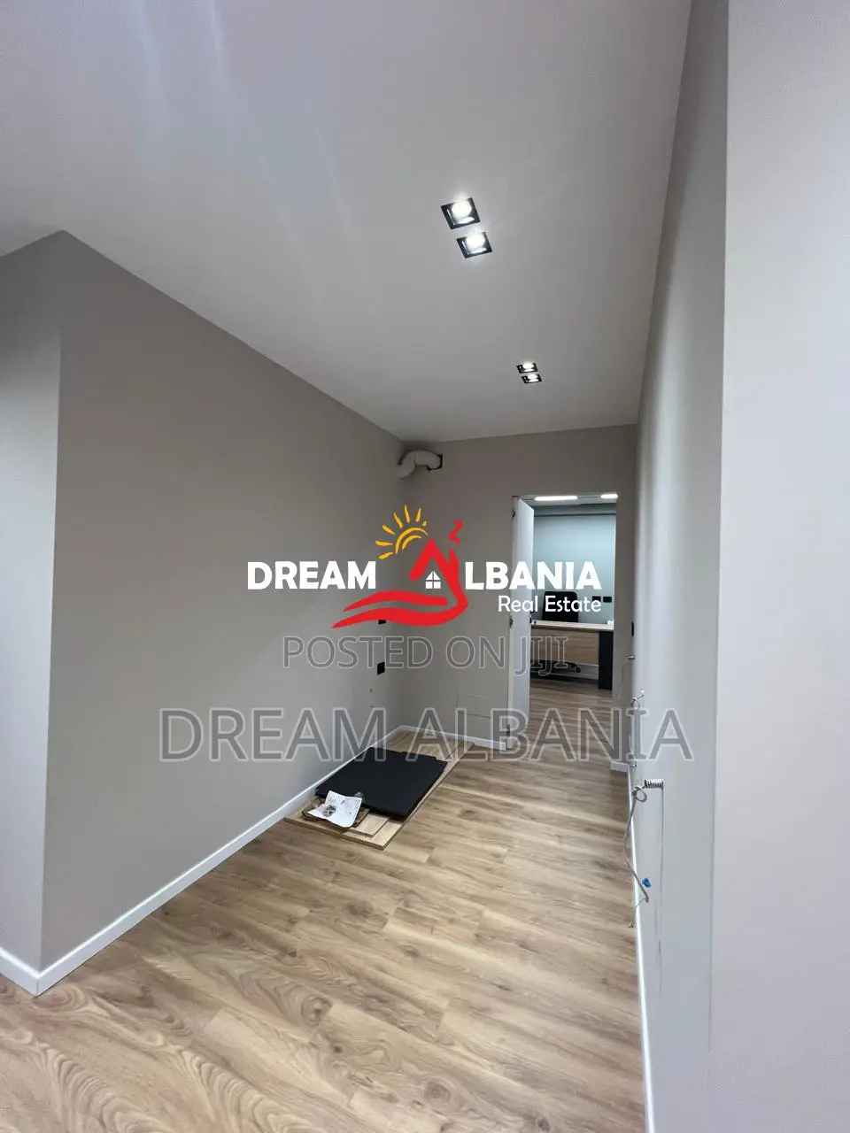 Jepet me Qira Zyrë e Mobiluar pranë Hotel Radisson ( 42611572 )