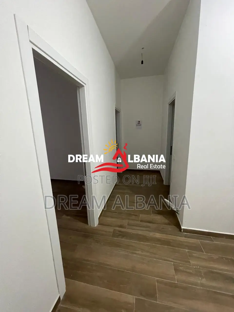 Jepet ambient me qera tek Rruga e Dibres prane Kompleks Arlis ( ID 426
