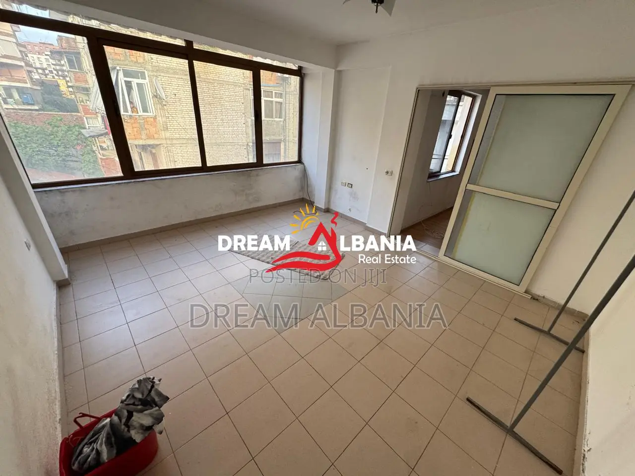 Shiten 2 Apartamente (1+1 dhe 2+1) tek Kryqezimi i 21 Dhjetorit (ID 41