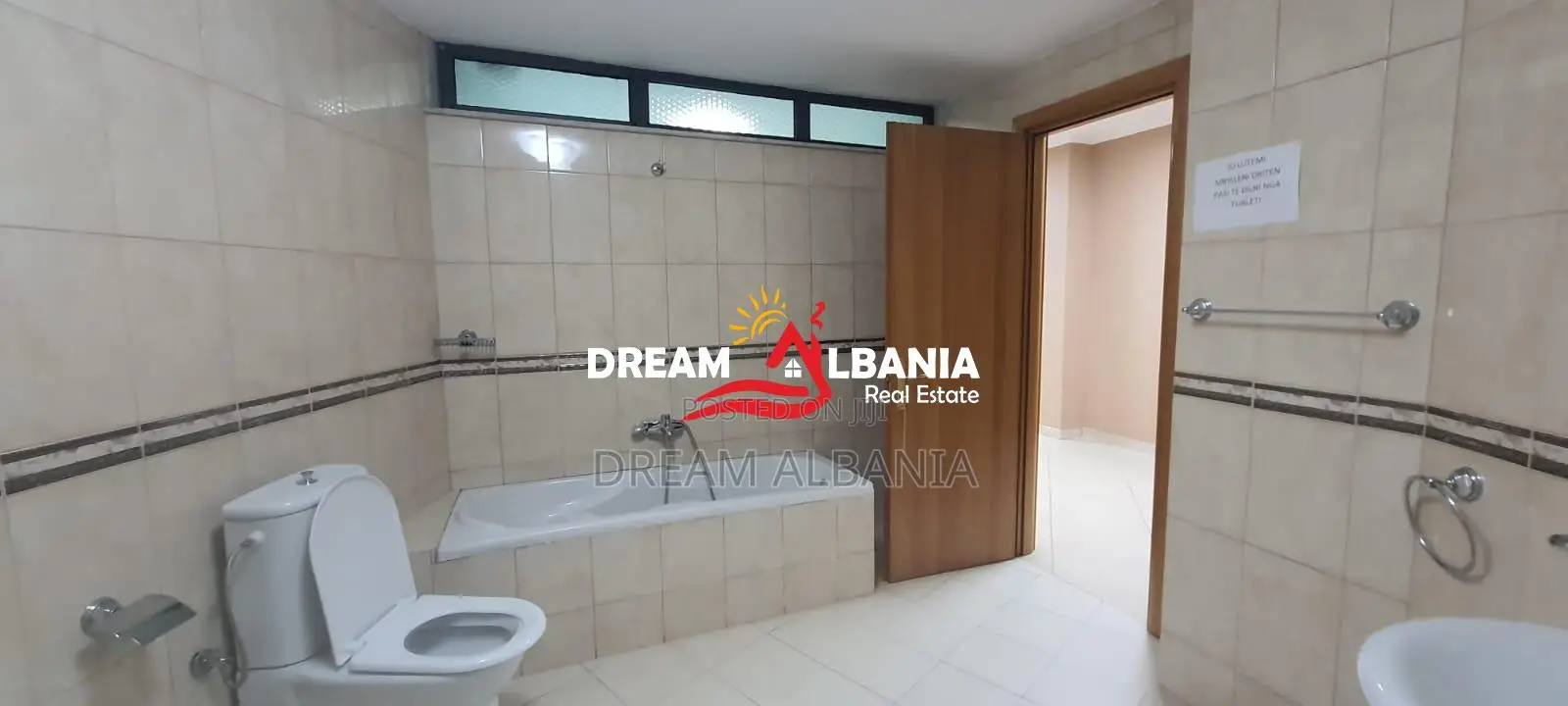 Jepet me qera ambient biznesi ne Rrugen e Kavajes prane Qendres (ID 42