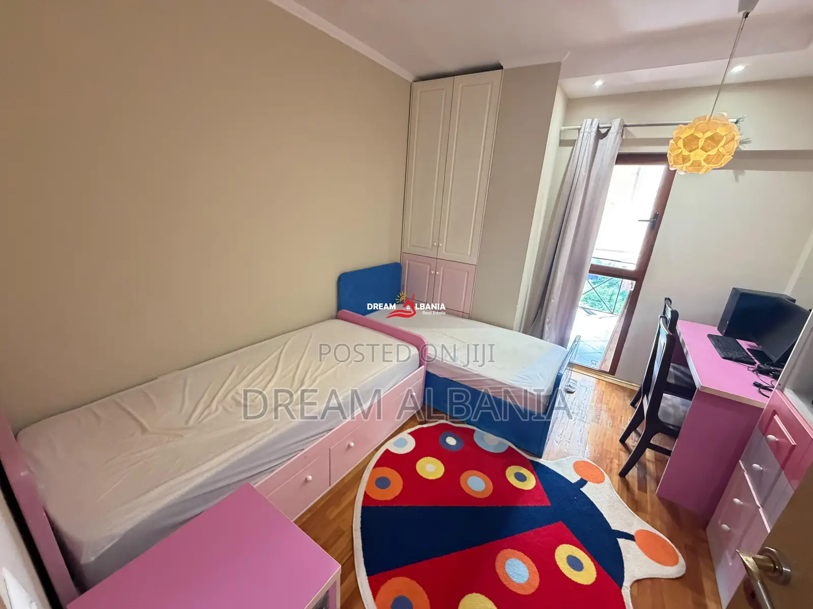Jepet Apartament 2+1+2 me qera Tek Rruga e Barikadave, prane hotel Are