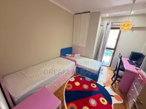 Jepet Apartament 2+1+2 me qera Tek Rruga e Barikadave, prane hotel Are