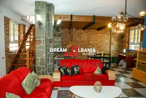 Shitet Apartament Duplex 2+1 ne Rrugen Rrapo Hekali përballë Qendrës E