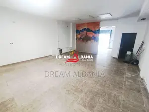 Jepet me qera dyqan në zonën e Bllokut prane Shkolles Petro Nini Luara