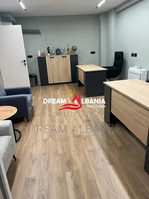 Jepet me Qira Zyrë e Mobiluar pranë Hotel Radisson ( 42611572 )