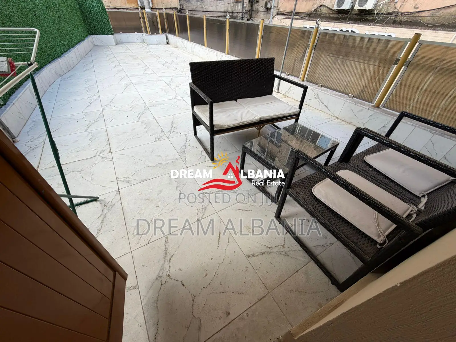 Jepet me qera apartament 1+1 me verande tek rruga Fortuzi, Tirane (ID 