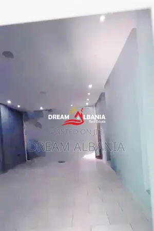 Jepet dyqan me qera ne Rrugen e Dibres prane Spitalit Amerikan (ID 427