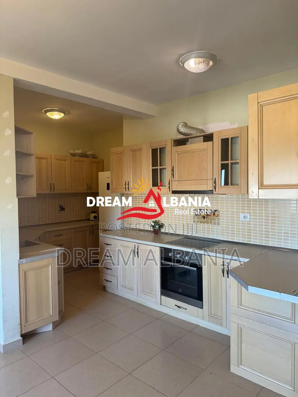 Shitet apartament 3+1+3 ne zonen e Kopshtit Zoologjik prane Sona Resid