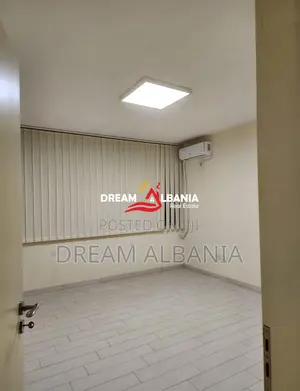 Zyre me Qera me 4 ambjente tek Pazari i Ri ne rrugen Tefta Tashko (ID 