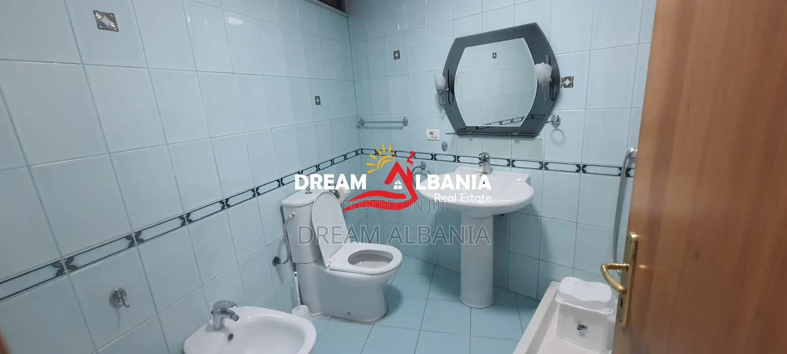 Jepet me qera ambient biznesi ne Rrugen e Kavajes prane Qendres (ID 42