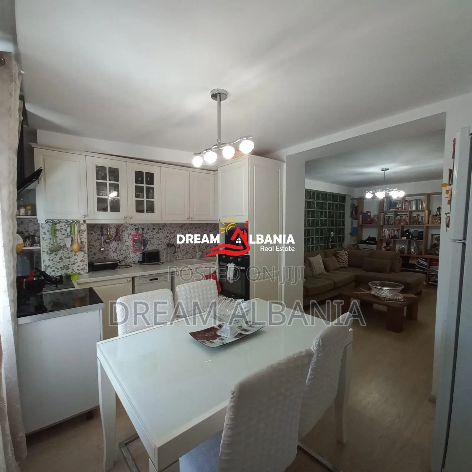 Shitet apartament 2+1 ne zonen e Xhamllikut prane Shkolles Niket Darda