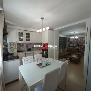 Shitet apartament 2+1 ne zonen e Xhamllikut prane Shkolles Niket Darda