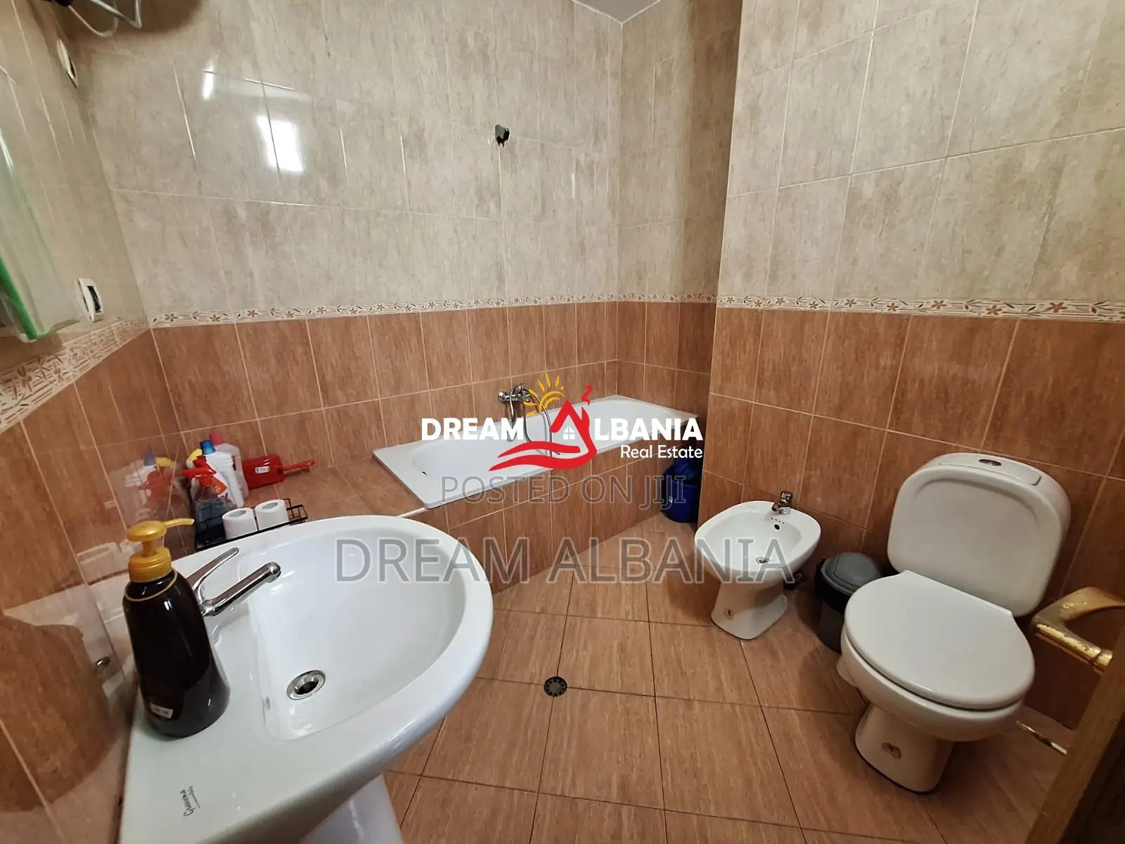 Jepet Me Qera Ambient Biznesi ne Bllok Prane Rruga Brigada VIII.(ID 42