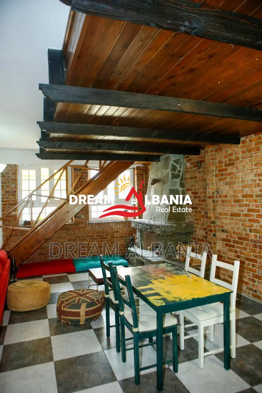 Shitet Apartament Duplex 2+1 ne Rrugen Rrapo Hekali përballë Qendrës E