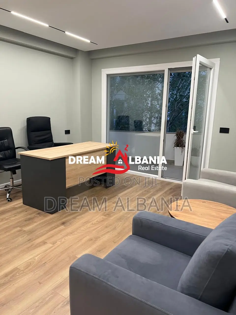 Jepet me Qira Zyrë e Mobiluar pranë Hotel Radisson ( 42611572 )