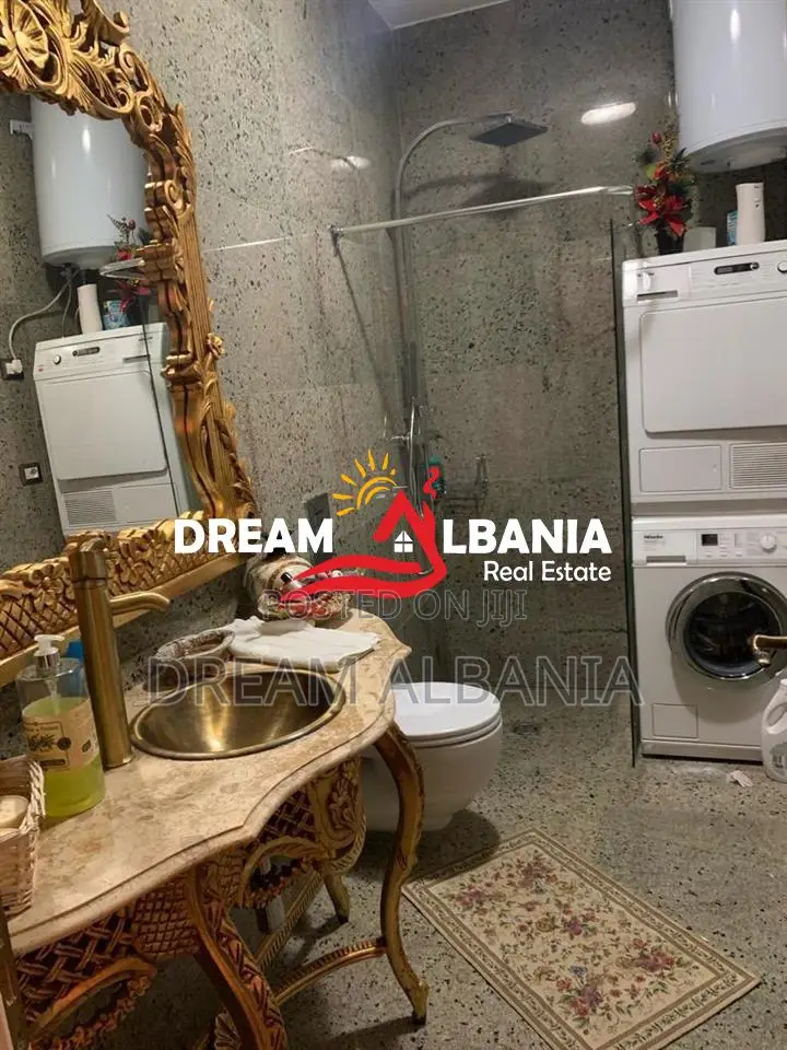Shitet super apartament 2+1+2 garazhe dhe nje post parkimi ne Kinostud