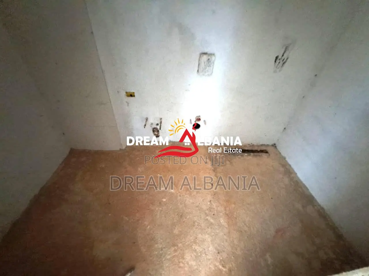 Apartament 2+1 ne shitje tek liqeni I thate prane Radisson Hotel ne Ti