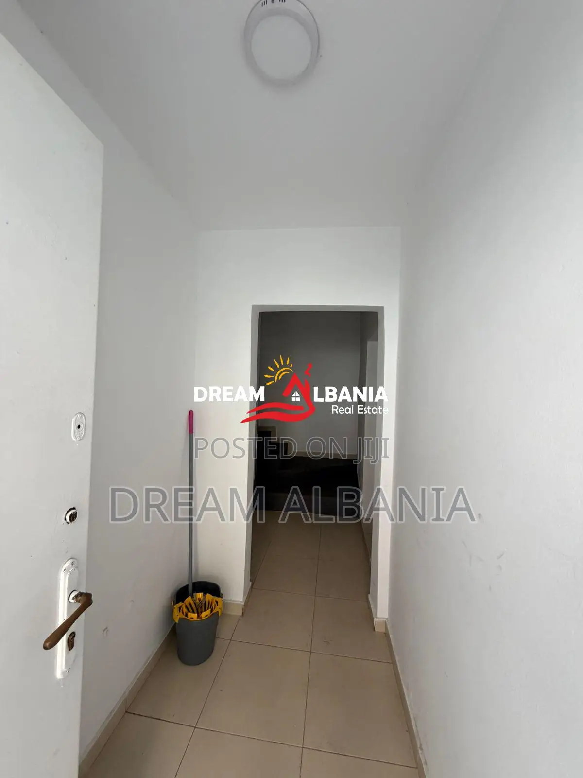 Jepet me qera apartament 1+1 me verande tek rruga Fortuzi, Tirane (ID 
