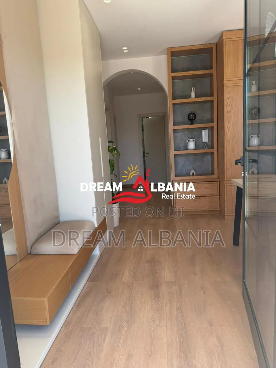 Shitet Vilë me Pishinë në Paskuqan – Tirane (4151224)