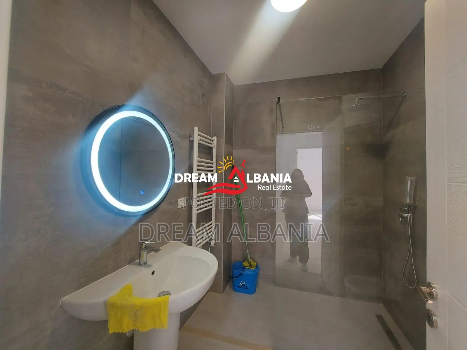 Ambjent 2+1+2 me qera tek Ish Ekspozita prane Gjykates, Tirane (ID 422