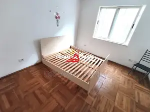 Jepet Apartament 1+1 me Qera në zonën e Xhamllikut prane Ish Venue ! (