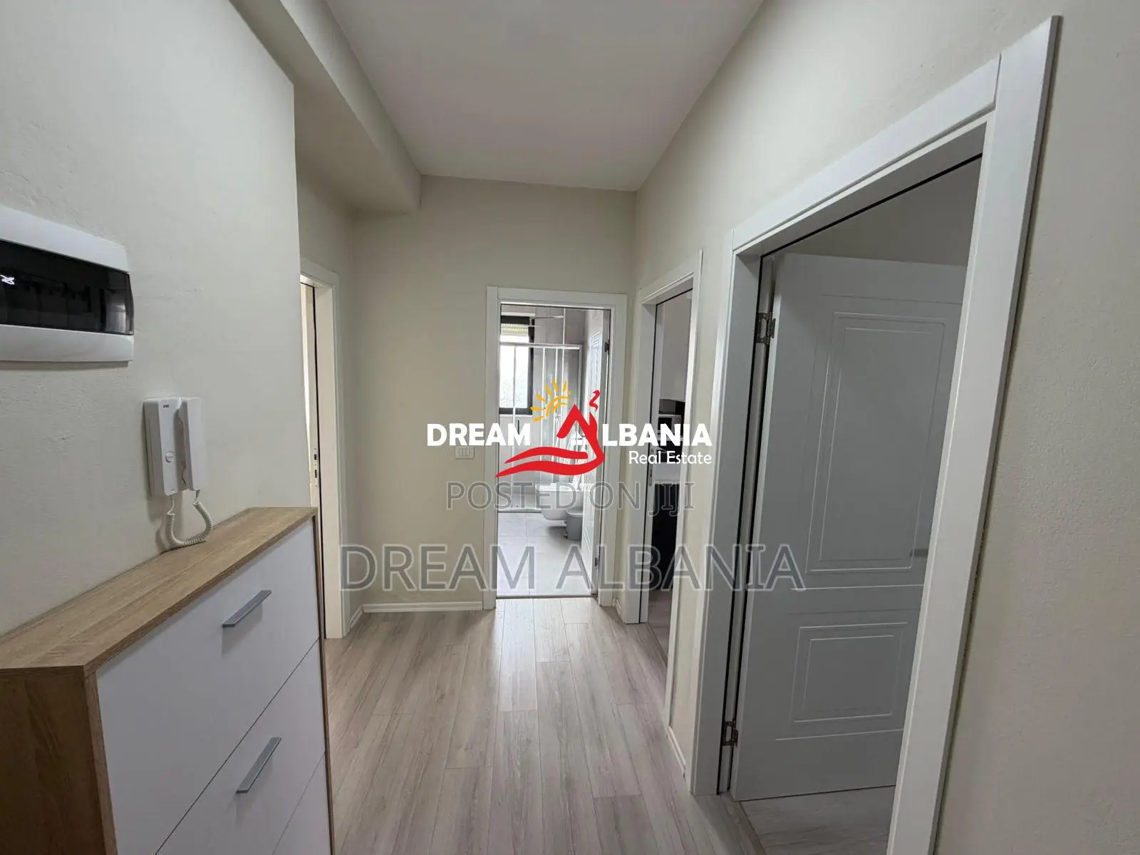 Shitet super apartament 2+1+2+post parkimi i perfshire ne Rrugen e Dur