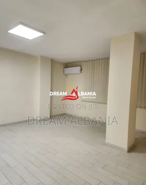 Zyre me Qera me 4 ambjente tek Pazari i Ri ne rrugen Tefta Tashko (ID 