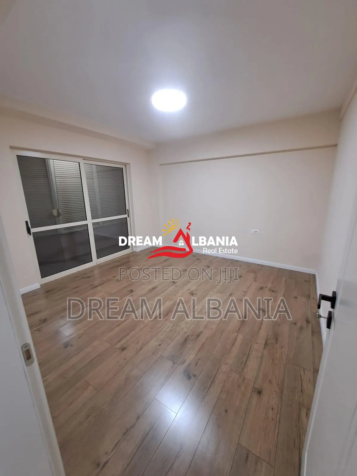 Jepet me qera apartament 2+1 per zyra, ne qender afer 9 Katesheve , Ti