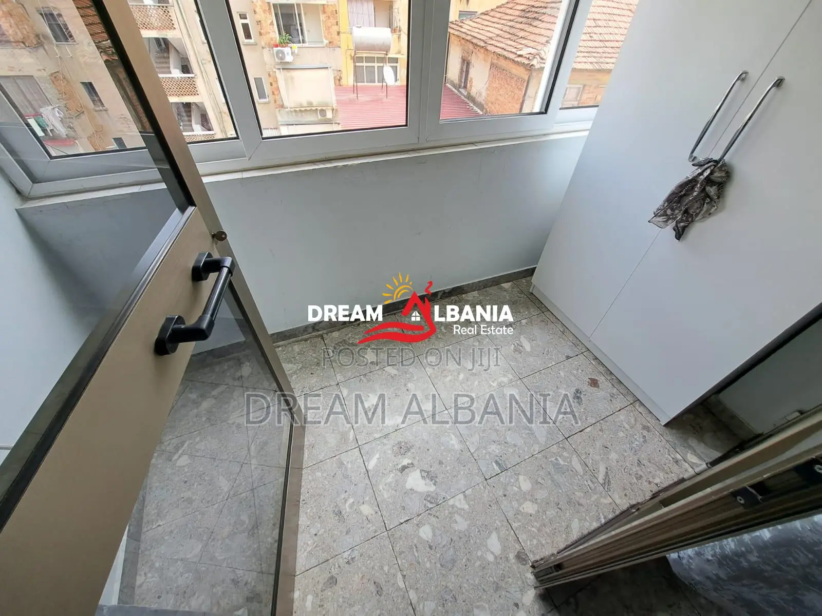 Apartament 2+1+2wc me qera tek Rruga Fortuzi prane Shkolles Jeronim De
