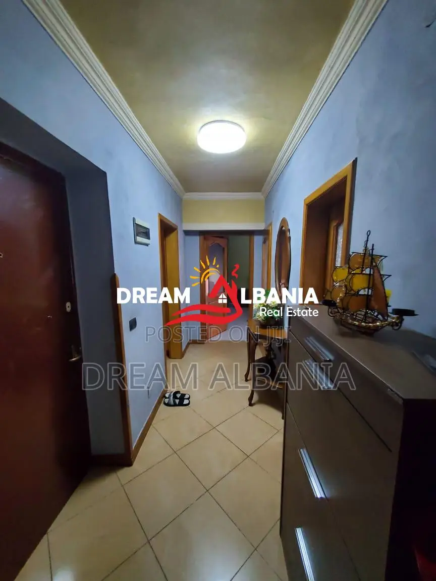 Shitet Apartament 3+1+2WC tek 21 Dhjetori, Prane Kryqezimit (ID 413919