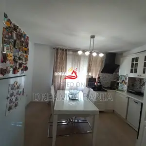 Shitet apartament 2+1 ne zonen e Xhamllikut prane Shkolles Niket Darda