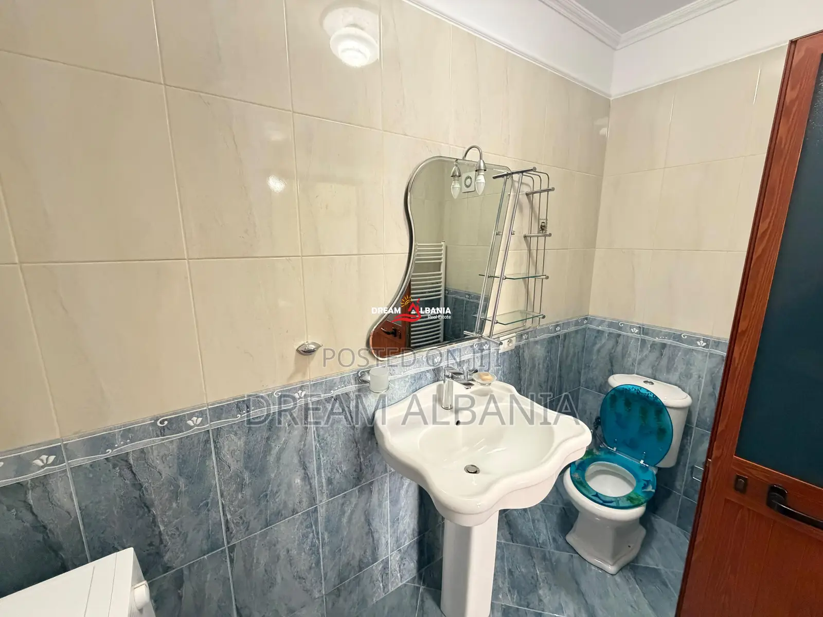 Jepet Apartament 2+1+2 me qera Tek Rruga e Barikadave, prane hotel Are