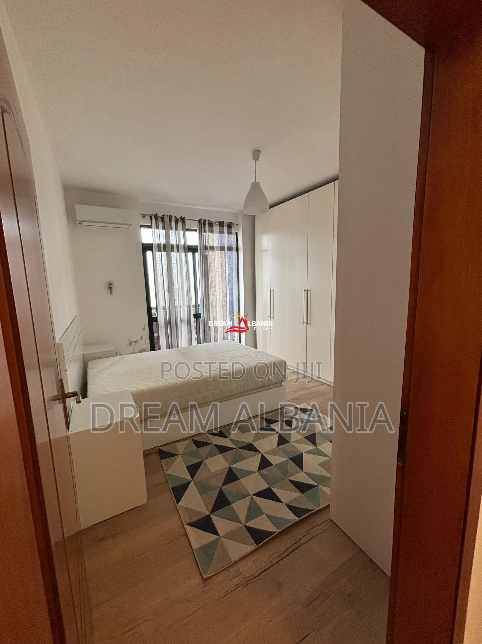 Jepet me qera apartament 3+1+2 wc+3 ballkone tek Rruga e Kavajës, Tira