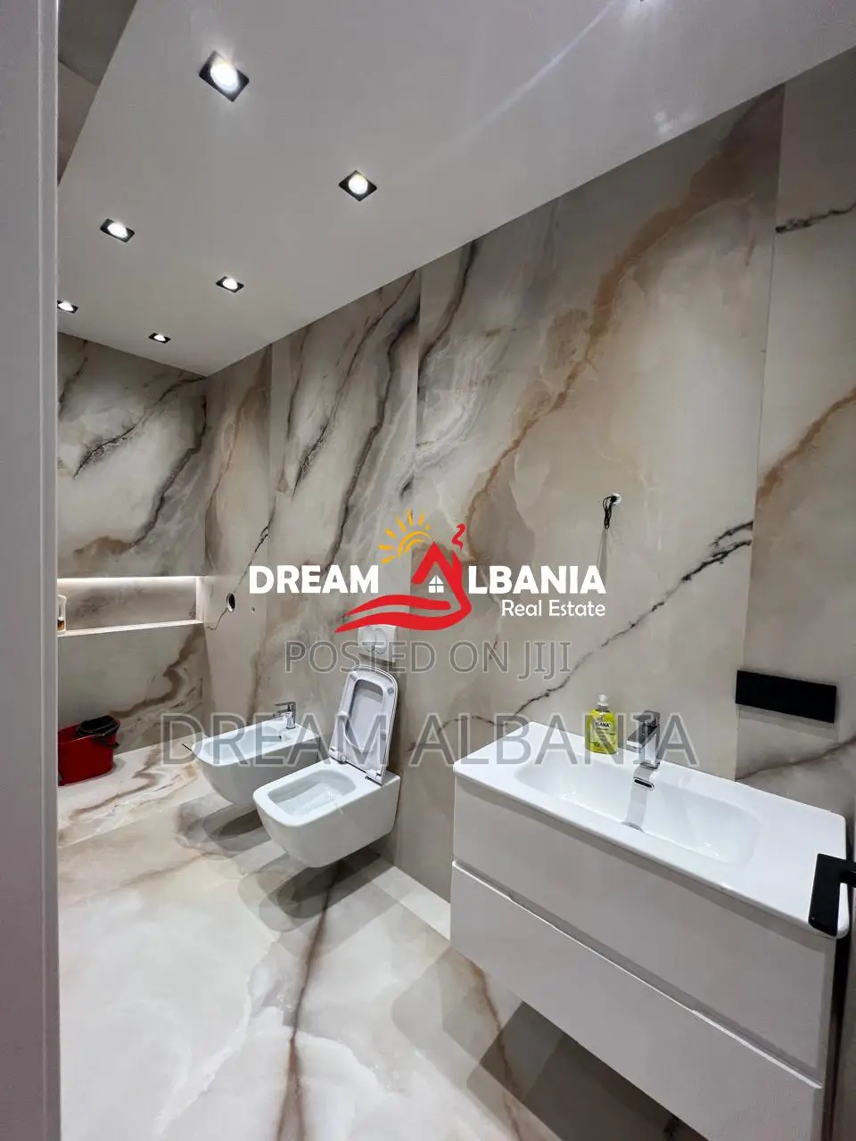 Jepet me Qira Zyrë e Mobiluar pranë Hotel Radisson ( 42611572 )