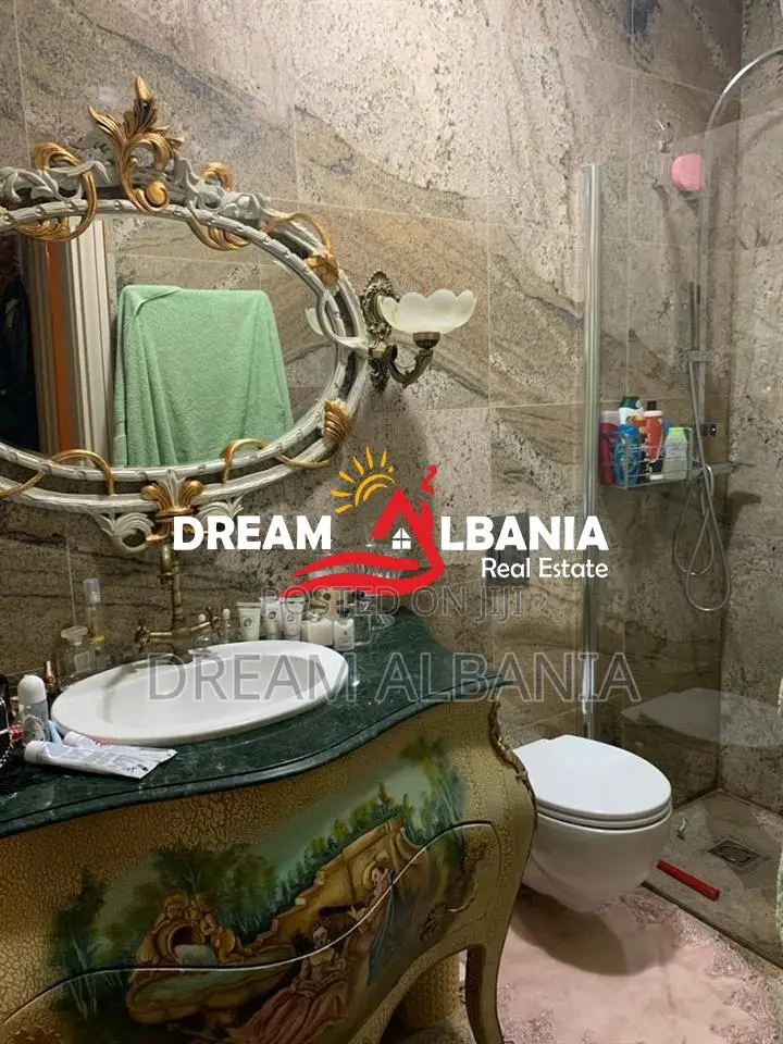 Shitet super apartament 2+1+2 garazhe dhe nje post parkimi ne Kinostud