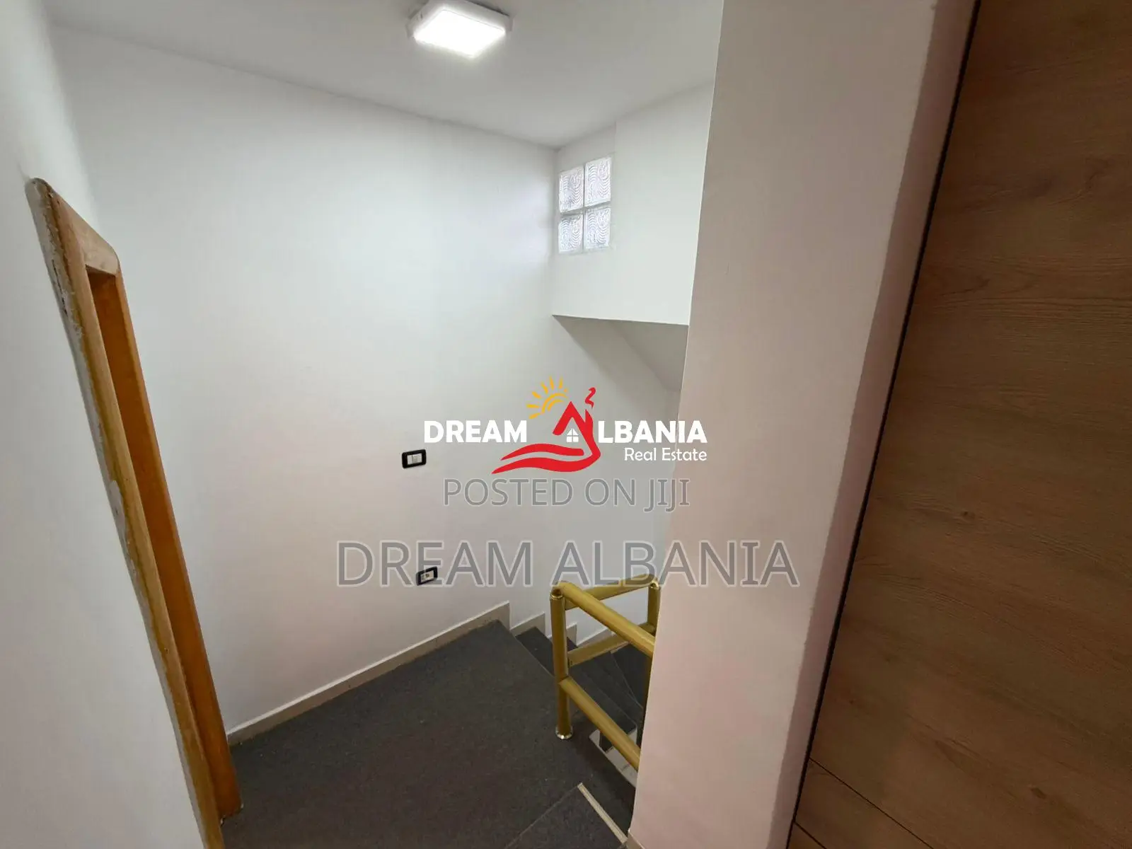 Jepet me qera apartament 1+1 me verande tek rruga Fortuzi, Tirane (ID 