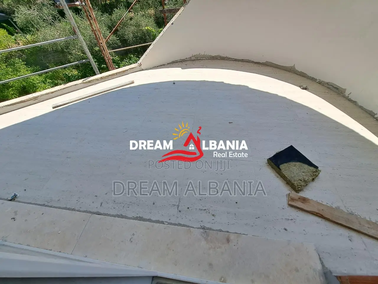 Dubleks 3+1 ne shitje tek liqeni I thate prane Radisson Hotel ne Tiran