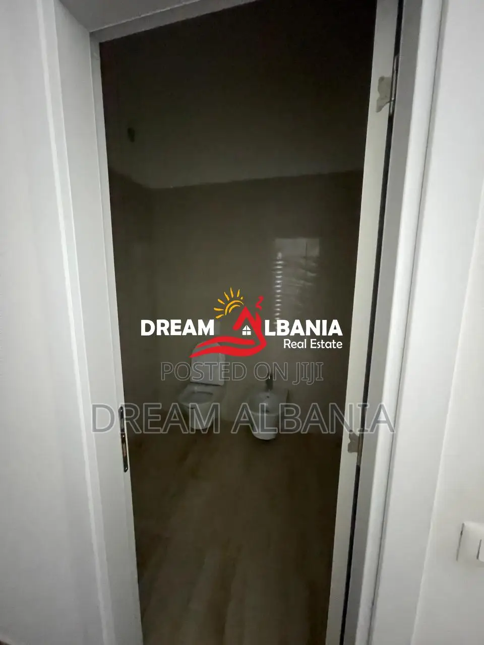 Jepet ambient me qera tek Rruga e Dibres prane Kompleks Arlis ( ID 426