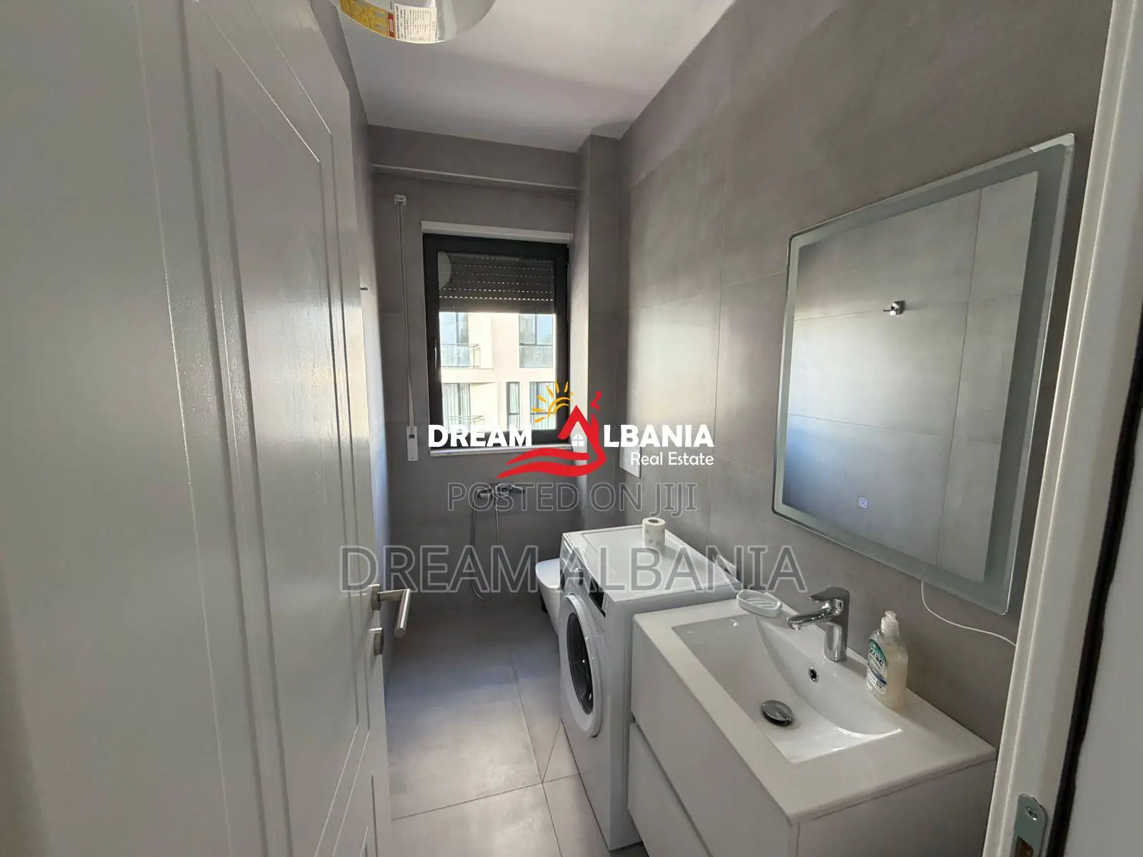 Shitet super apartament 2+1+2+post parkimi i perfshire ne Rrugen e Dur