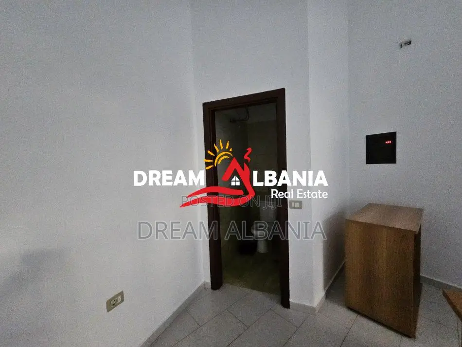 Jepet dyqan me qera ne Rrugen Haxhi Hysen Dalliu prane KMY (ID 4271117