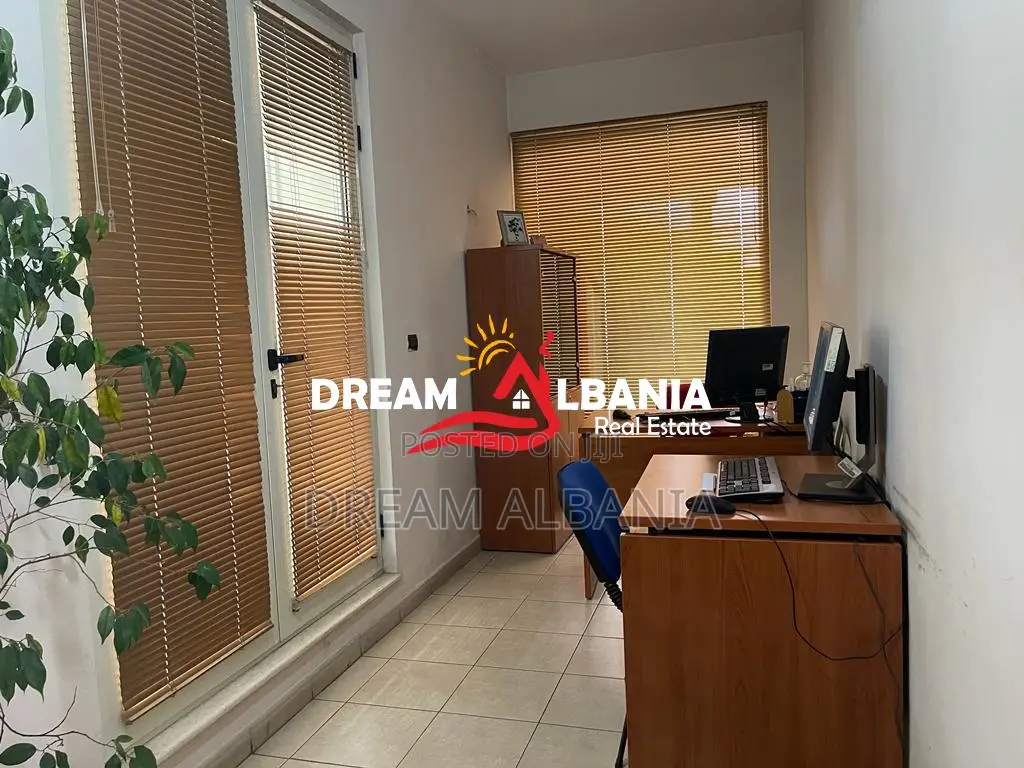 Zyre me qera ne Don Bosko prane Vizion +, Tirane (ID 42611400 )