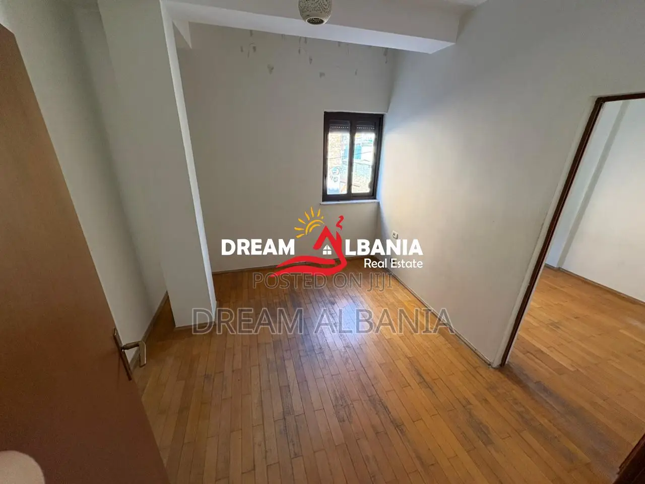 Shitet Apartament 2+1 prane Venue në Xhamllik, Tiranë (ID 41212272)