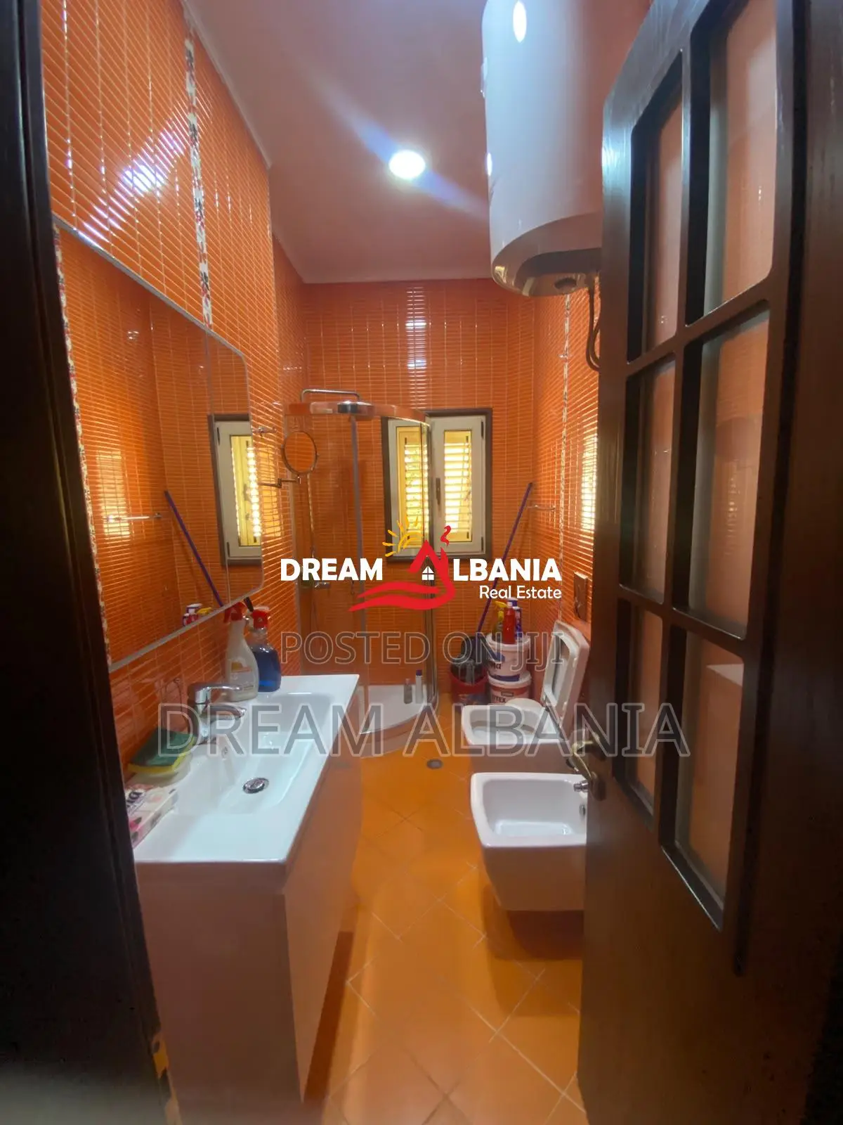 Jepet me qera apartament 1+1 në Bllok, pranë restorant Artigiano, Tira