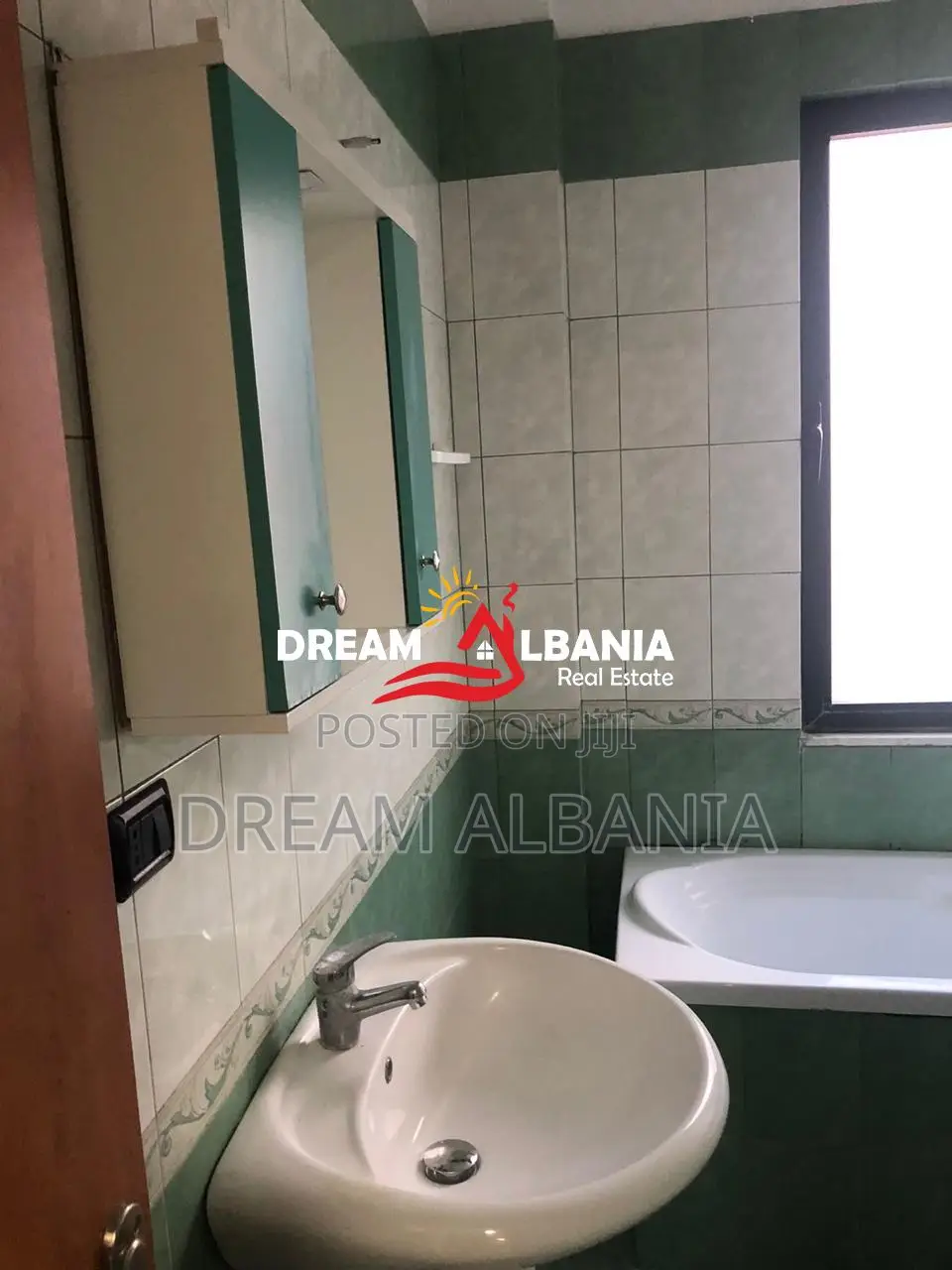 Jepet apartament 2+1+2 me qera ne zonen e Misto Mame prane Pallateve C