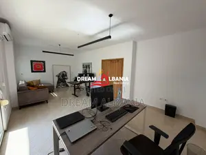 Jepet me qera zyre e mobiluar tek Komuna e Parisit, prane Kristal Cent